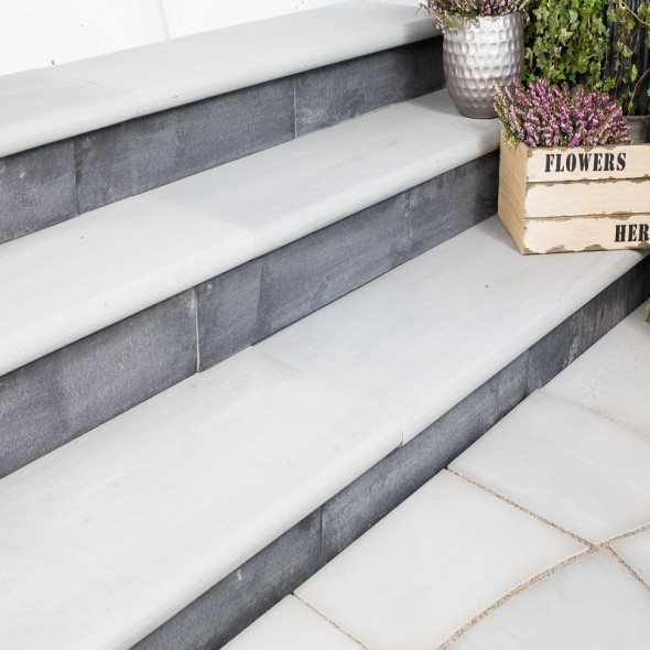 bull-nose-steps-1000x350x30-mm-sawn-grey photo